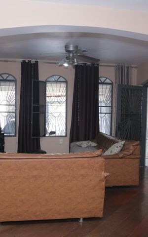 Casa à venda com 500m², 3 quartos e 3 vagas Casa à venda com 500m², 3 quartos e 3 vagasSala