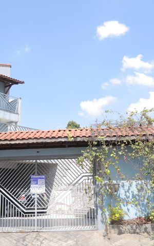 Casa à venda com 500m², 3 quartos e 3 vagas Casa à venda com 500m², 3 quartos e 3 vagasFachada