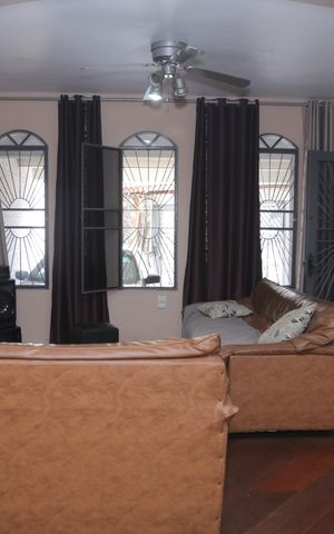 Casa à venda com 500m², 3 quartos e 3 vagas Casa à venda com 500m², 3 quartos e 3 vagasSala