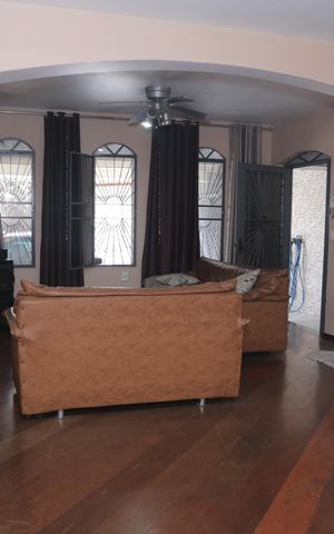 Casa à venda com 500m², 3 quartos e 3 vagas Casa à venda com 500m², 3 quartos e 3 vagasSala