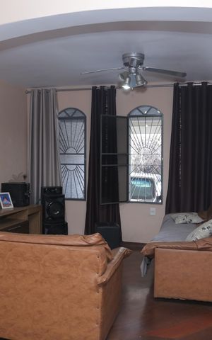Casa à venda com 500m², 3 quartos e 3 vagas Casa à venda com 500m², 3 quartos e 3 vagasSala