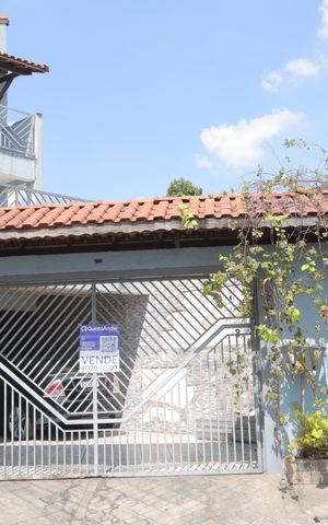 Casa à venda com 500m², 3 quartos e 3 vagas Casa à venda com 500m², 3 quartos e 3 vagasFachada