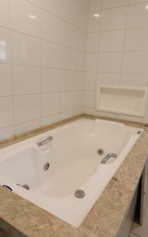 Apartamento para alugar com 241m², 4 quartos e 4 vagas Apartamento para alugar com 241m², 4 quartos e 4 vagasBanheiro da Suíte 2