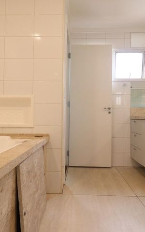 Apartamento para alugar com 241m², 4 quartos e 4 vagas Apartamento para alugar com 241m², 4 quartos e 4 vagasBanheiro da Suíte 2