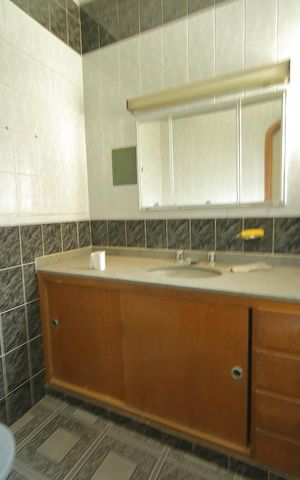Casa à venda com 196m², 2 quartos e 2 vagasBanheiro 