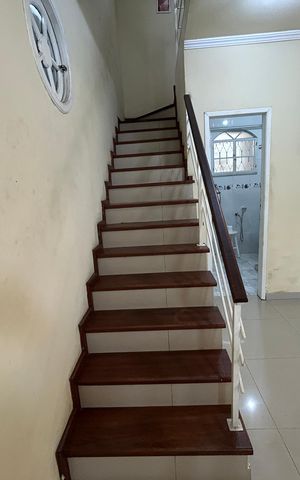 Casa à venda com 323m², 3 quartos e 3 vagasEscada de acesso