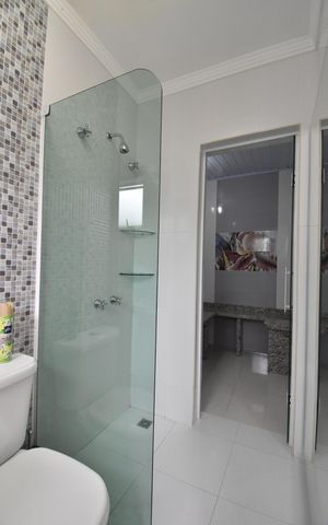 Casa à venda com 330m², 3 quartos e 3 vagasBanheiro 4