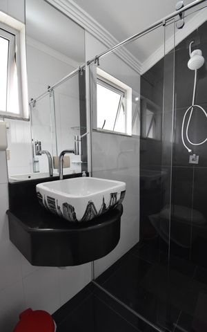 Casa à venda com 330m², 3 quartos e 3 vagasBanheiro 3