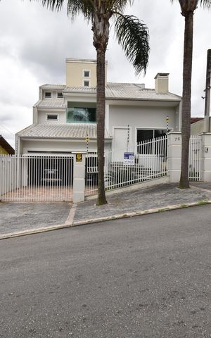 Casa à venda com 330m², 3 quartos e 3 vagasFachada