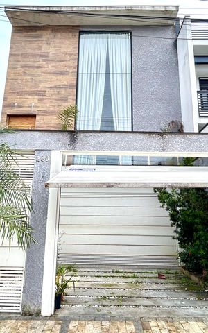 Casa para alugar com 330m², 3 quartos e 6 vagasFachada 