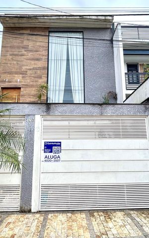 Casa para alugar com 330m², 3 quartos e 6 vagasPlaca instalada na fachada do imóvel 