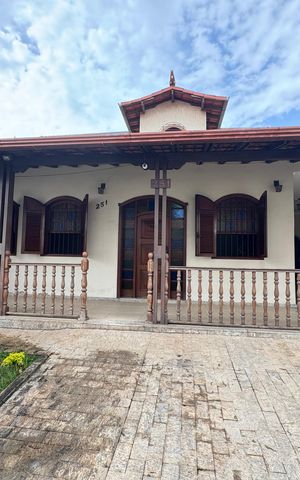 Casa à venda com 360m², 3 quartos e 3 vagas Casa à venda com 360m², 3 quartos e 3 vagasVaranda