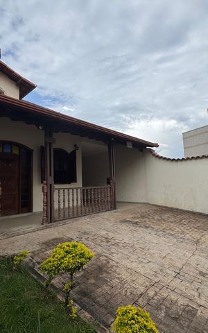 Casa à venda com 360m², 3 quartos e 3 vagas Casa à venda com 360m², 3 quartos e 3 vagasVaranda
