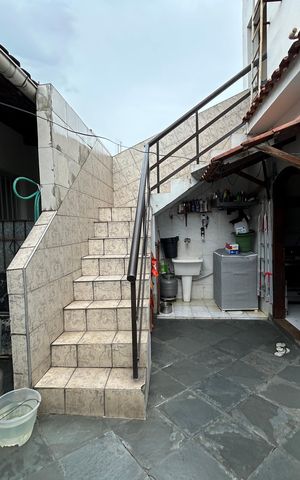 Casa à venda com 444m², 4 quartos e 2 vagasEscada 