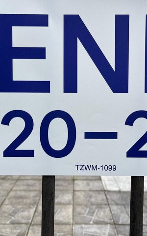 Casa à venda com 70m², 2 quartos e 3 vagas Casa à venda com 70m², 2 quartos e 3 vagasPlaquinha instalada