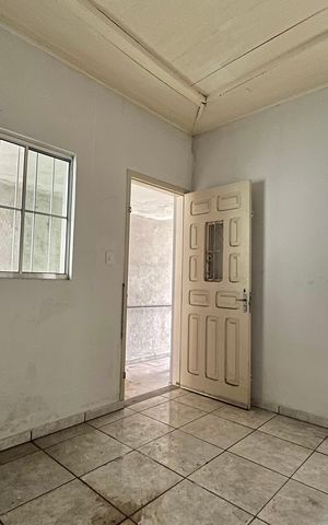 Casa à venda com 70m², 2 quartos e 3 vagas Casa à venda com 70m², 2 quartos e 3 vagasSala
