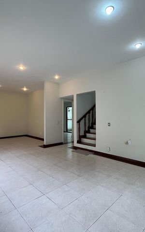 Casa de condomínio à venda com 300m², 5 quartos e 2 vagas Casa de condomínio à venda com 300m², 5 quartos e 2 vagasSala