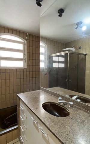 Casa de condomínio à venda com 300m², 5 quartos e 2 vagas Casa de condomínio à venda com 300m², 5 quartos e 2 vagasBanheiro da Suíte