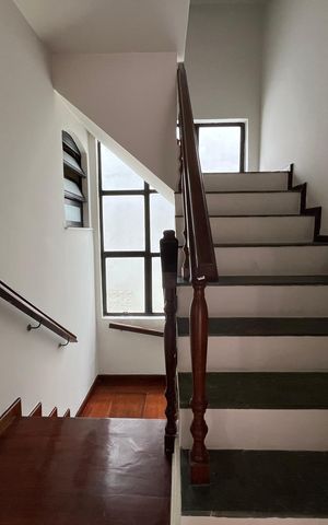Casa de condomínio à venda com 300m², 5 quartos e 2 vagas Casa de condomínio à venda com 300m², 5 quartos e 2 vagasEscada subindo
