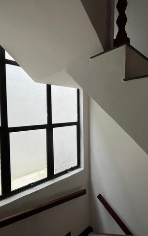 Casa de condomínio à venda com 300m², 5 quartos e 2 vagas Casa de condomínio à venda com 300m², 5 quartos e 2 vagasEscada descendo