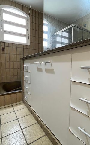 Casa de condomínio à venda com 300m², 5 quartos e 2 vagas Casa de condomínio à venda com 300m², 5 quartos e 2 vagasBanheiro da Suíte