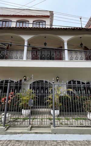 Casa de condomínio à venda com 300m², 5 quartos e 2 vagas Casa de condomínio à venda com 300m², 5 quartos e 2 vagasFachada