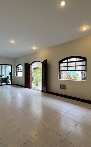 Casa de condomínio à venda com 300m², 5 quartos e 2 vagas Casa de condomínio à venda com 300m², 5 quartos e 2 vagasSala