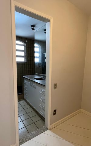 Casa de condomínio à venda com 300m², 5 quartos e 2 vagas Casa de condomínio à venda com 300m², 5 quartos e 2 vagasCloset da suíte
