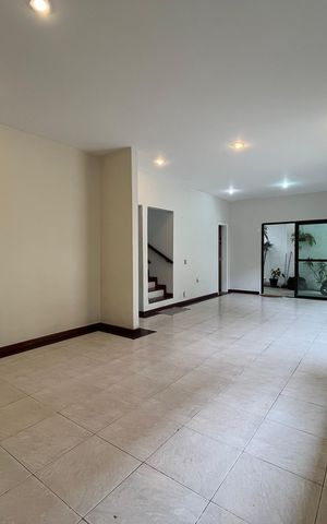 Casa de condomínio à venda com 300m², 5 quartos e 2 vagas Casa de condomínio à venda com 300m², 5 quartos e 2 vagasSala