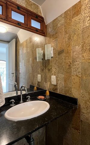Casa de condomínio à venda com 300m², 5 quartos e 2 vagas Casa de condomínio à venda com 300m², 5 quartos e 2 vagasLavabo