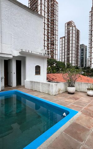 Casa de condomínio à venda com 300m², 5 quartos e 2 vagas Casa de condomínio à venda com 300m², 5 quartos e 2 vagasPiscina