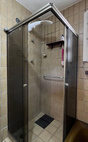 Casa de condomínio à venda com 300m², 5 quartos e 2 vagas Casa de condomínio à venda com 300m², 5 quartos e 2 vagasBanheiro da Suíte