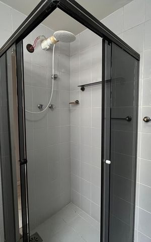 Casa de condomínio à venda com 300m², 5 quartos e 2 vagas Casa de condomínio à venda com 300m², 5 quartos e 2 vagasBanheiro da Suíte 2