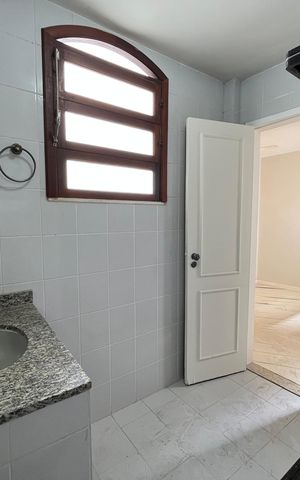 Casa de condomínio à venda com 300m², 5 quartos e 2 vagas Casa de condomínio à venda com 300m², 5 quartos e 2 vagasBanheiro da Suíte 2