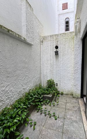 Casa de condomínio à venda com 300m², 5 quartos e 2 vagas Casa de condomínio à venda com 300m², 5 quartos e 2 vagasVaranda quarto