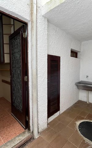 Casa de condomínio à venda com 300m², 5 quartos e 2 vagas Casa de condomínio à venda com 300m², 5 quartos e 2 vagasÁrea de Serviço