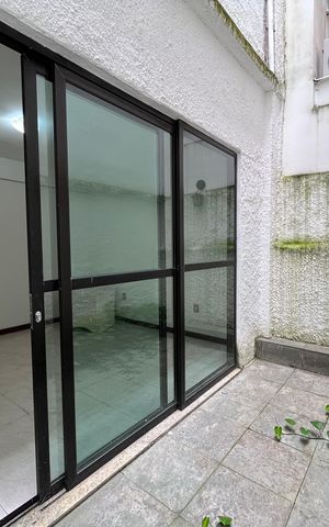 Casa de condomínio à venda com 300m², 5 quartos e 2 vagas Casa de condomínio à venda com 300m², 5 quartos e 2 vagasVaranda quarto