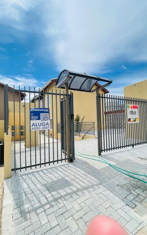 Casa de condomínio para alugar com 55m², 2 quartos e 1 vaga Casa de condomínio para alugar com 55m², 2 quartos e 1 vagaFachada com placa instalada