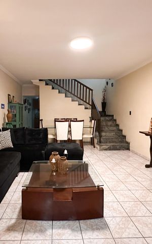 Casa à venda com 230m², 3 quartos e 2 vagas Casa à venda com 230m², 3 quartos e 2 vagasSala