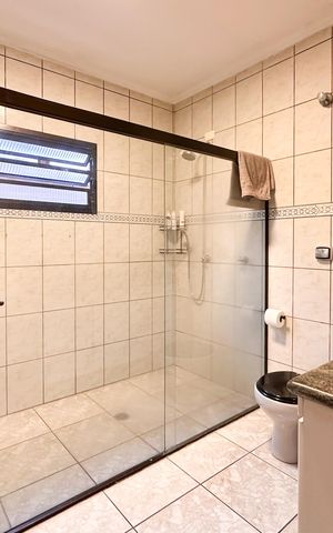 Casa à venda com 230m², 3 quartos e 2 vagas Casa à venda com 230m², 3 quartos e 2 vagasBanheiro Social