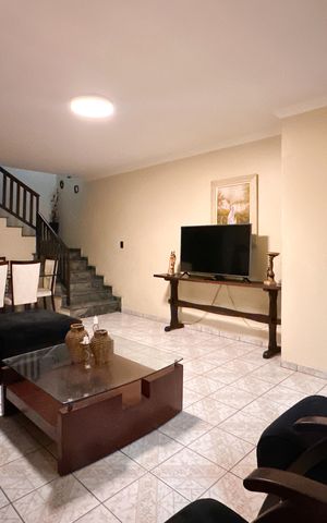 Casa à venda com 230m², 3 quartos e 2 vagas Casa à venda com 230m², 3 quartos e 2 vagasSala