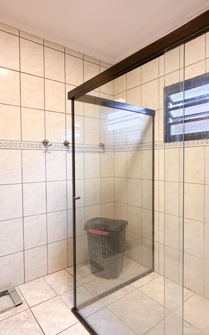 Casa à venda com 230m², 3 quartos e 2 vagas Casa à venda com 230m², 3 quartos e 2 vagasBanheiro Social