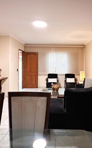 Casa à venda com 230m², 3 quartos e 2 vagas Casa à venda com 230m², 3 quartos e 2 vagasSala