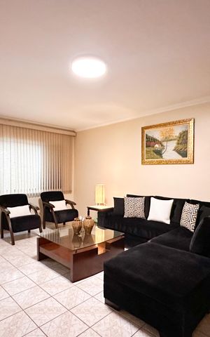 Casa à venda com 230m², 3 quartos e 2 vagas Casa à venda com 230m², 3 quartos e 2 vagasSala