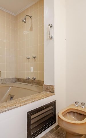 Apartamento para alugar com 230m², 5 quartos e 3 vagasBanheiro suíte 1