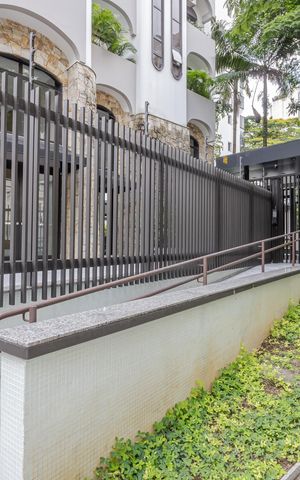Apartamento para alugar com 230m², 5 quartos e 3 vagasEntrada do prédio