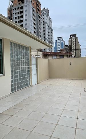 Casa para alugar com 352m², 2 quartos e 6 vagas Casa para alugar com 352m², 2 quartos e 6 vagasÁrea externa