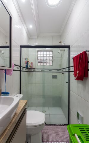 Casa à venda com 140m², 4 quartos e 2 vagasBanheiro 1