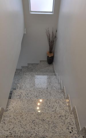 Casa à venda com 228m², 3 quartos e 4 vagasEscada