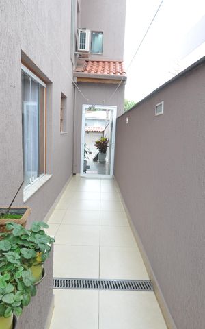 Casa à venda com 228m², 3 quartos e 4 vagasCorredor externo
